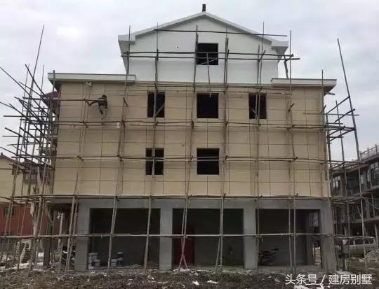 在浙江老家建起一棟四層商住兩用房，奶奶開始當(dāng)起了“包租婆”