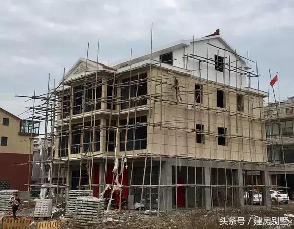 在浙江老家建起一棟四層商住兩用房，奶奶開始當(dāng)起了“包租婆”