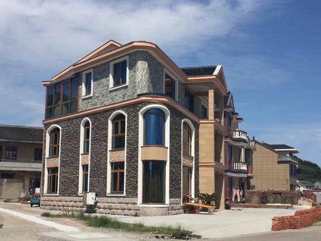 為了建這套房子，我把10年積蓄都拿出來了，村里人都羨慕死了