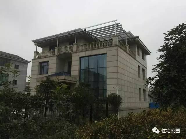 在村里花50萬蓋了這棟別墅，可鄰居看了卻說一點(diǎn)都不值！