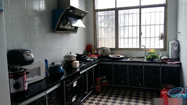 離開深圳7年，曬曬我姐農(nóng)村自建別墅，博古架和樓梯太贊了！