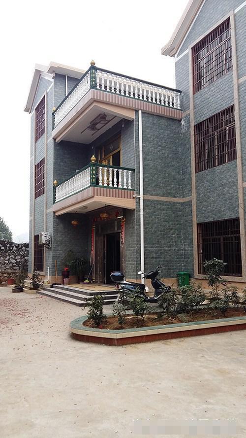 離開深圳7年，曬曬我姐農(nóng)村自建別墅，博古架和樓梯太贊了！