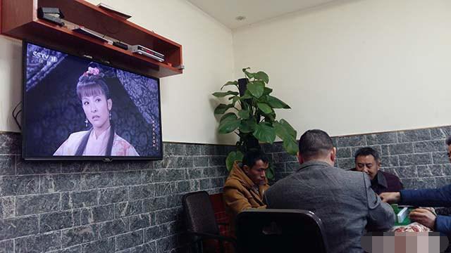 離開深圳7年，曬曬我姐農(nóng)村自建別墅，博古架和樓梯太贊了！