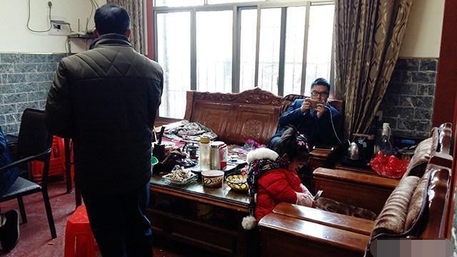 離開深圳7年，曬曬我姐農(nóng)村自建別墅，博古架和樓梯太贊了！