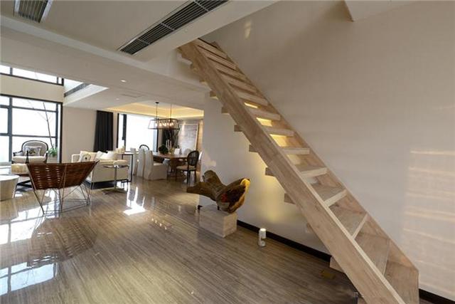 云溪花園，現(xiàn)代簡約別墅裝修，挑空的設(shè)計(jì)也很美！