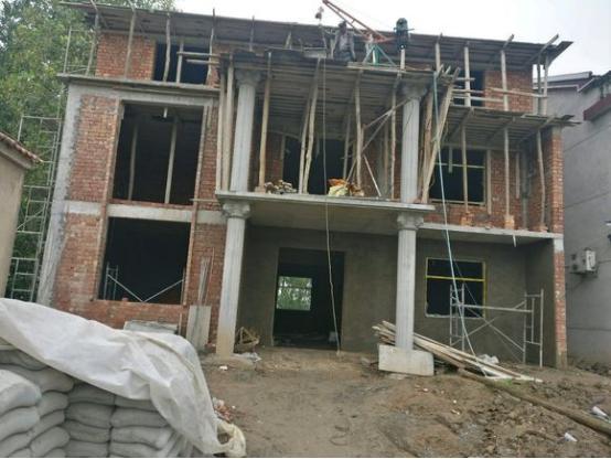 小伙20萬做三層自建房，看完施工過程誰還敢?。? src="/uploads/allimg/180514/15193S524-11.jpg" img_width="554" img_height="738" inline="0" style="box-sizing: border-box; -webkit-tap-highlight-color: transparent; border-style: none; max-width: 100%; display: block; margin: 10px auto;" /></p>
<p style="box-sizing: border-box; -webkit-tap-highlight-color: transparent; margin: 16px 0px; padding: 0px; color: rgb(34, 34, 34); font-family: "PingFang SC", "Hiragino Sans GB", "Microsoft YaHei", "WenQuanYi Micro Hei", "Helvetica Neue", Arial, sans-serif; font-size: 16px;">一樓用梁支撐預(yù)制板，等于是上方的墻是承重墻，繼續(xù)承接二樓、三樓的墻和樓板的重量？這看著很危險啊！果真嚇?biāo)滥懶〉模瑩嗡滥懘蟮摹?/p>
<p style="box-sizing: border-box; -webkit-tap-highlight-color: transparent; margin: 16px 0px; padding: 0px; color: rgb(34, 34, 34); font-family: "PingFang SC", "Hiragino Sans GB", "Microsoft YaHei", "WenQuanYi Micro Hei", "Helvetica Neue", Arial, sans-serif; font-size: 16px;"><img alt=