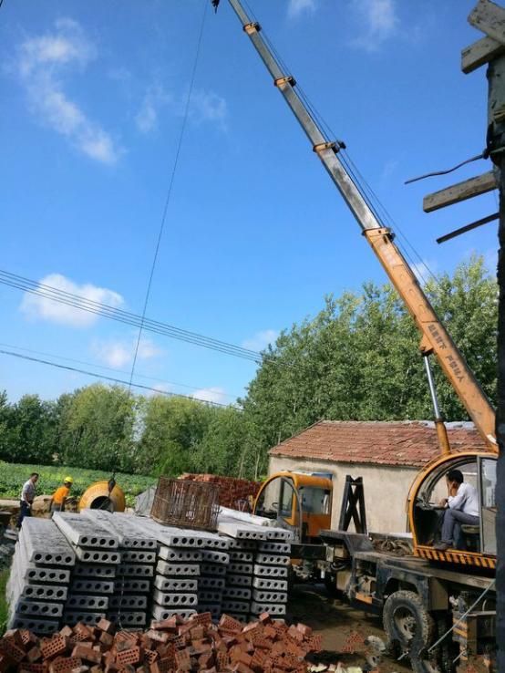 小伙20萬做三層自建房，看完施工過程誰還敢住？