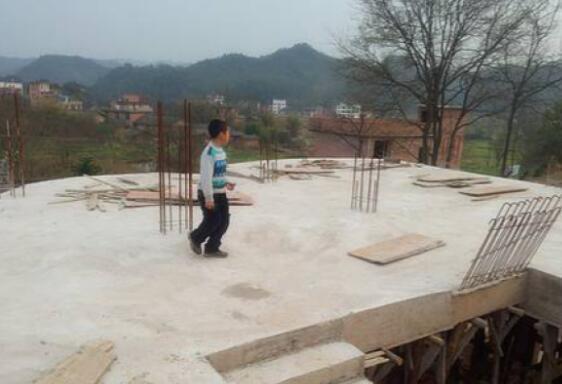 努力賺錢，為給爸媽一個養(yǎng)老的地方，農(nóng)村小伙18萬為父母建別墅！