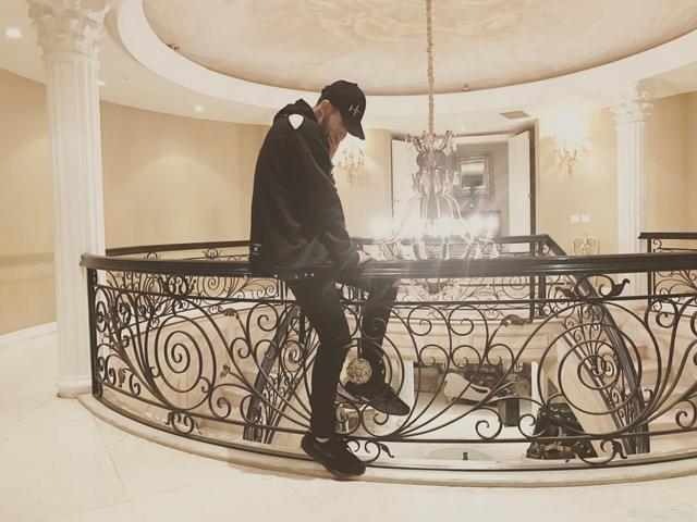 黃子韜秀美國(guó)豪華別墅，王思聰：看我把這地皮給買了！