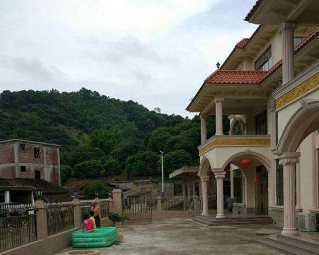 婆家三層小別墅總算蓋好了，光看這外表已經(jīng)是村里第一大戶了！