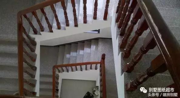 為我新落成的別墅，造了大部分農(nóng)村人都見過的小火灶！