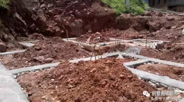 為我新落成的別墅，造了大部分農(nóng)村人都見過的小火灶！