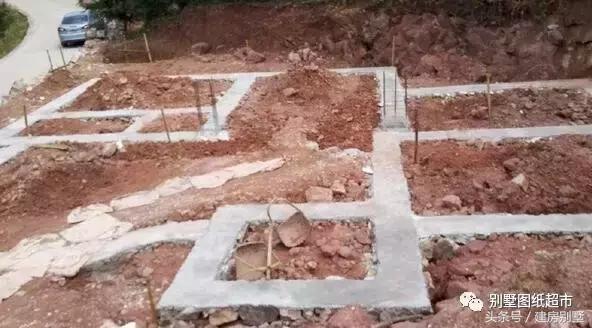 為我新落成的別墅，造了大部分農(nóng)村人都見過的小火灶！