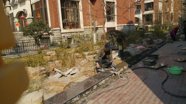 花了幾百萬買了別墅，發(fā)現(xiàn)開發(fā)商建的院子太差，自己從新建！