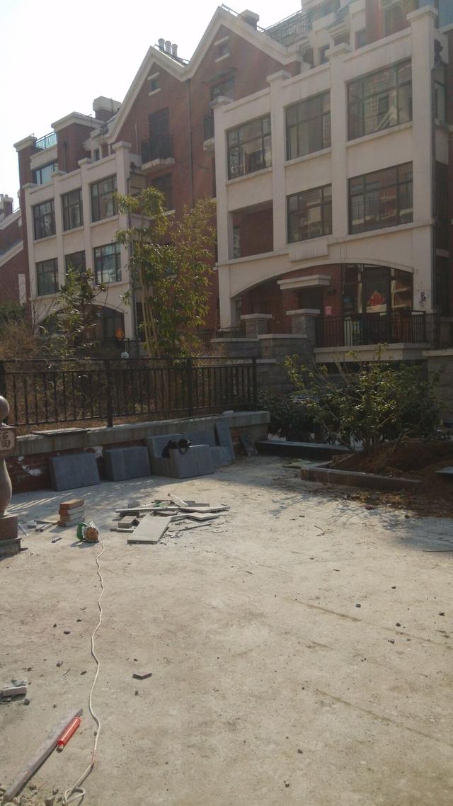 花了幾百萬買了別墅，發(fā)現(xiàn)開發(fā)商建的院子太差，自己從新建！