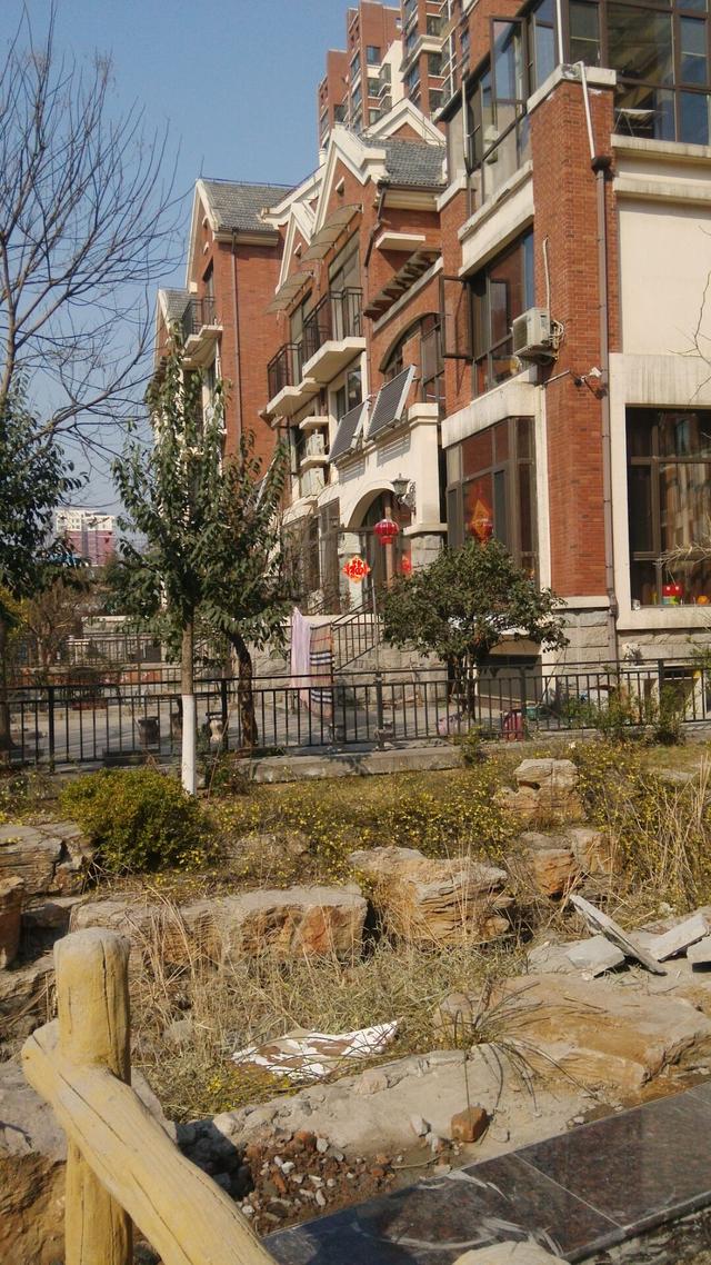 花了幾百萬買了別墅，發(fā)現(xiàn)開發(fā)商建的院子太差，自己從新建！