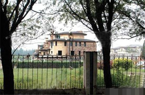 那英北京8000萬豪裝被扒，獨(dú)棟別墅裝修如“綠洲公園”！美膩！