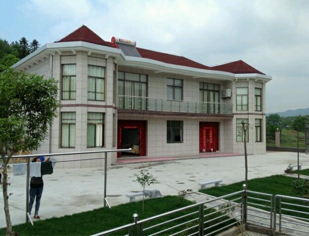 曬曬公公花100多萬的農(nóng)村小別墅，最喜歡院子里的草坪和大魚池！