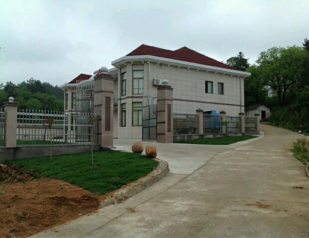 曬曬公公花100多萬的農(nóng)村小別墅，最喜歡院子里的草坪和大魚池！