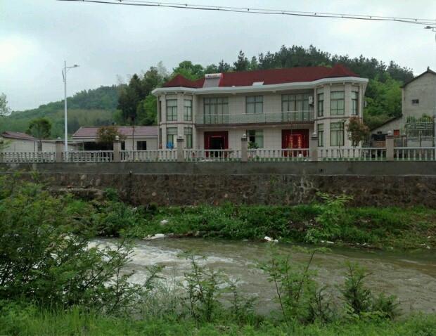 曬曬公公花100多萬的農(nóng)村小別墅，最喜歡院子里的草坪和大魚池！