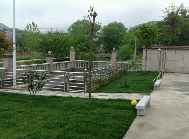 曬曬公公花100多萬的農(nóng)村小別墅，最喜歡院子里的草坪和大魚池！