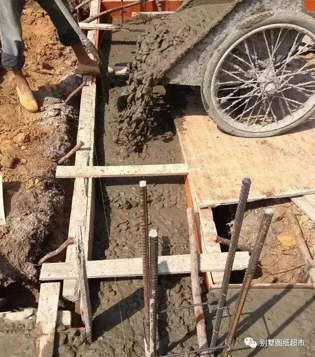 農(nóng)村自建房基礎(chǔ)施工這么做才能又穩(wěn)又安全，別再花冤枉錢了