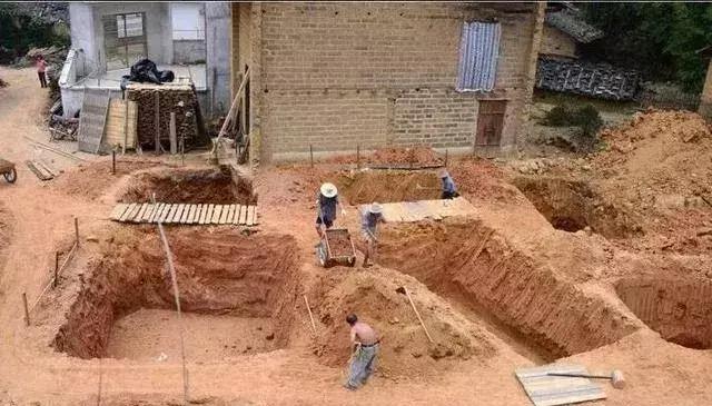 農(nóng)村自建房基礎(chǔ)施工這么做才能又穩(wěn)又安全，別再花冤枉錢了