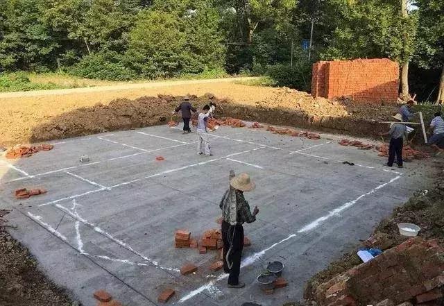 農(nóng)村自建房基礎(chǔ)施工這么做才能又穩(wěn)又安全，別再花冤枉錢了
