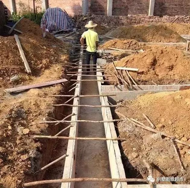 農(nóng)村自建房基礎(chǔ)施工這么做才能又穩(wěn)又安全，別再花冤枉錢了