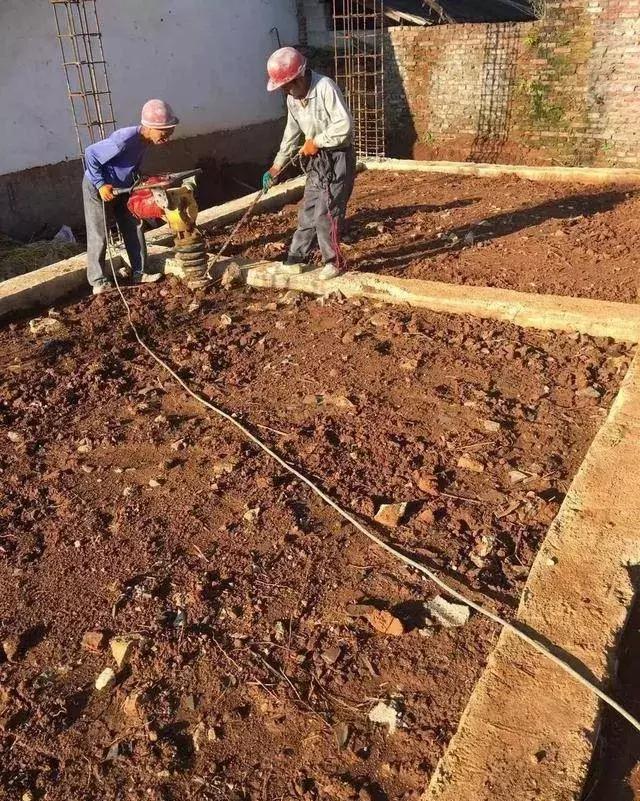 農(nóng)村自建房基礎(chǔ)施工這么做才能又穩(wěn)又安全，別再花冤枉錢了