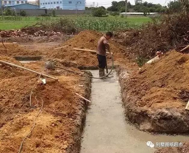 農(nóng)村自建房基礎(chǔ)施工這么做才能又穩(wěn)又安全，別再花冤枉錢了