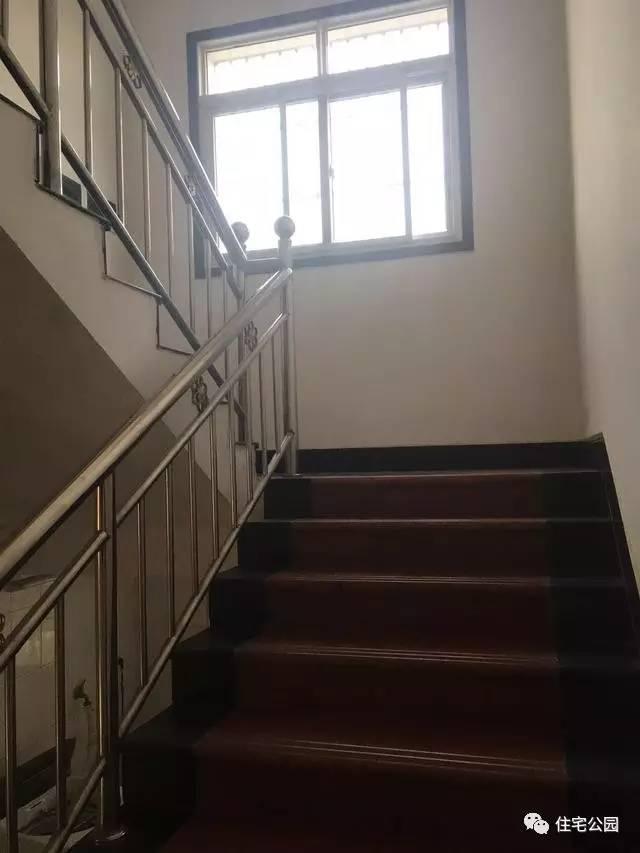 父子二人攜手設(shè)計(jì)圖紙，60萬(wàn)建舒適別墅！