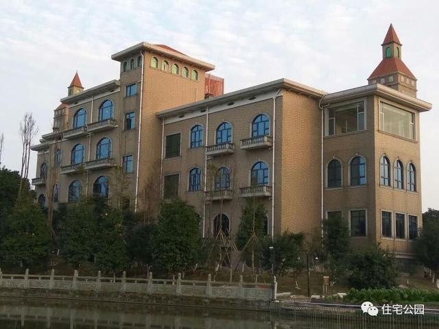 實(shí)拍江西農(nóng)民回鄉(xiāng)蓋別墅，占地一畝規(guī)模宏大堪比城堡