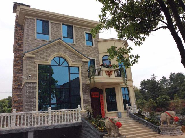 花費(fèi)上百萬(wàn)蓋好的別墅終于完工，文化磚外墻裝飾，就是好看