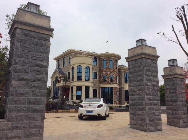 花費(fèi)上百萬(wàn)蓋好的別墅終于完工，文化磚外墻裝飾，就是好看