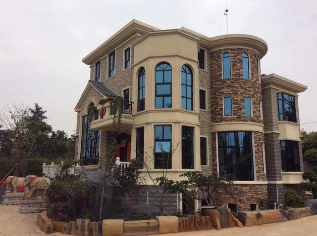 花費(fèi)上百萬(wàn)蓋好的別墅終于完工，文化磚外墻裝飾，就是好看