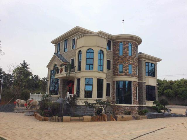 花費(fèi)上百萬(wàn)蓋好的別墅終于完工，文化磚外墻裝飾，就是好看