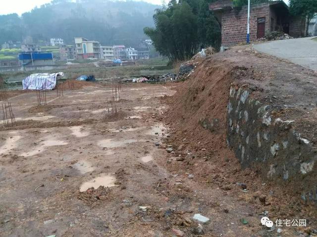 基礎被大雨泡透，圈梁又尺寸太小，我這三層別墅該怎么辦？