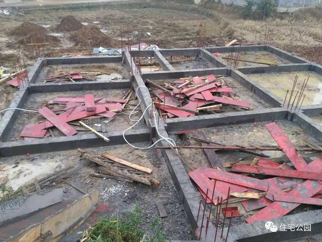 基礎被大雨泡透，圈梁又尺寸太小，我這三層別墅該怎么辦？