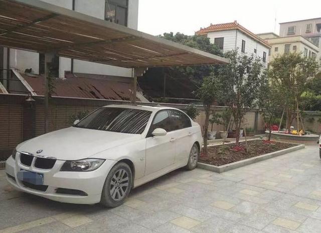 朋友浙江農(nóng)村婆家的別墅蓋好了，光看這外表也是村里數(shù)一數(shù)二的！