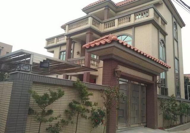 朋友浙江農(nóng)村婆家的別墅蓋好了，光看這外表也是村里數(shù)一數(shù)二的！