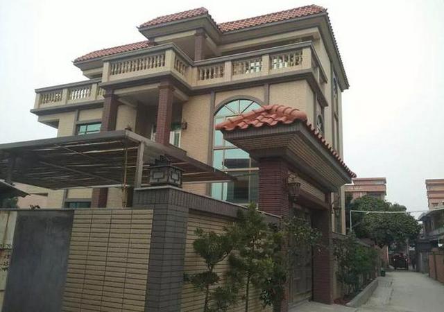 朋友浙江農(nóng)村婆家的別墅蓋好了，光看這外表也是村里數(shù)一數(shù)二的！