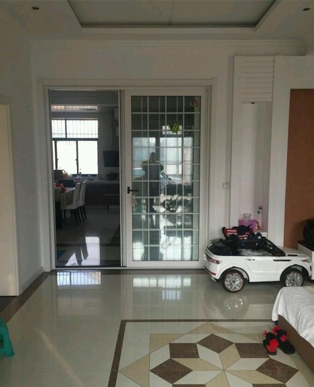 堪比千萬(wàn)大別墅的鄉(xiāng)下自建房，全屋的裝修婆婆裝得富麗堂皇！