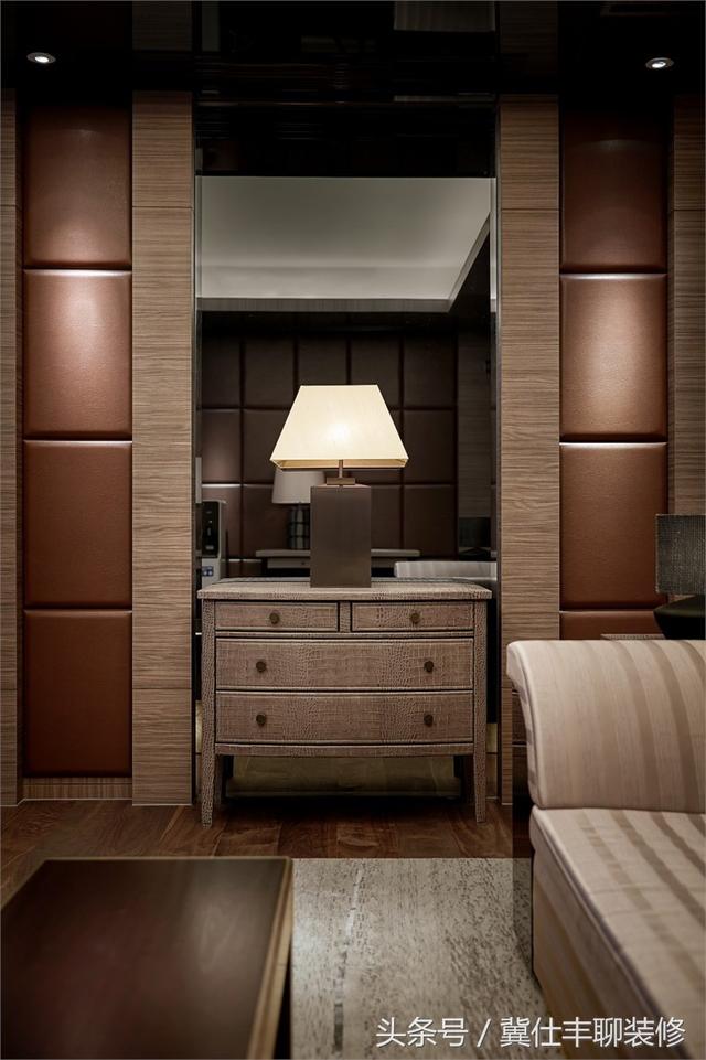 富豪的兩棟別墅連為一體，一棟家人住，另一棟招待客人