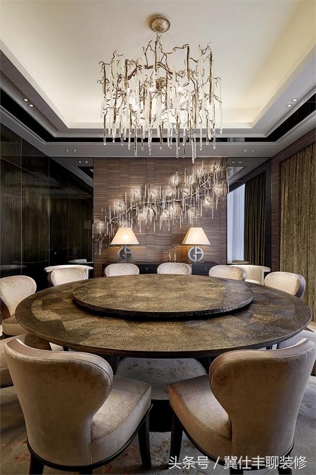 富豪的兩棟別墅連為一體，一棟家人住，另一棟招待客人