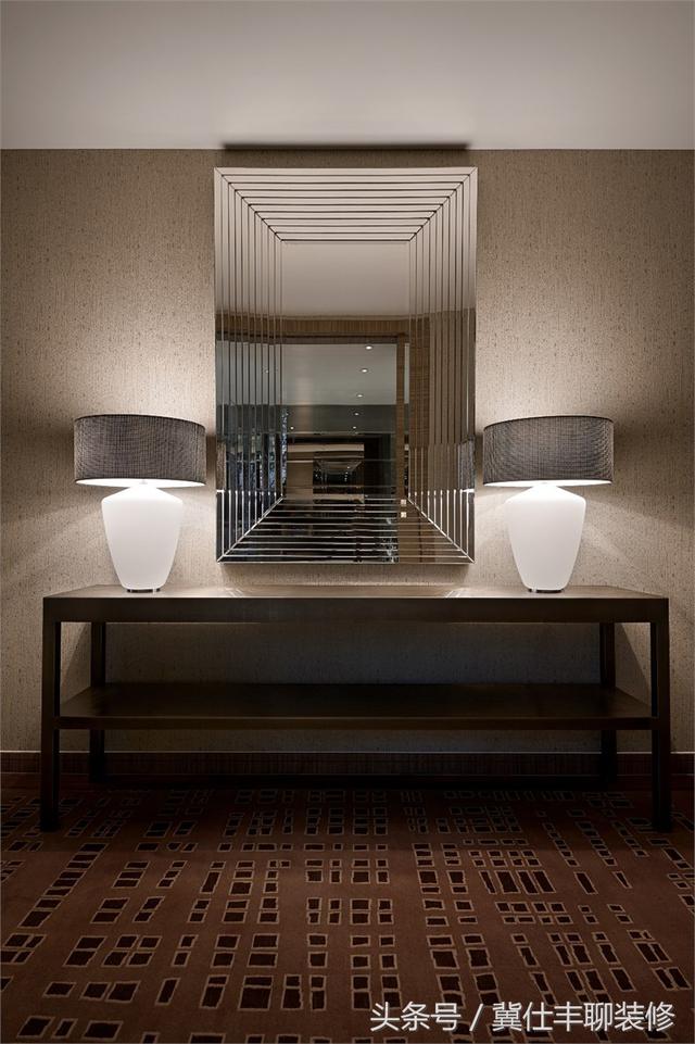 富豪的兩棟別墅連為一體，一棟家人住，另一棟招待客人