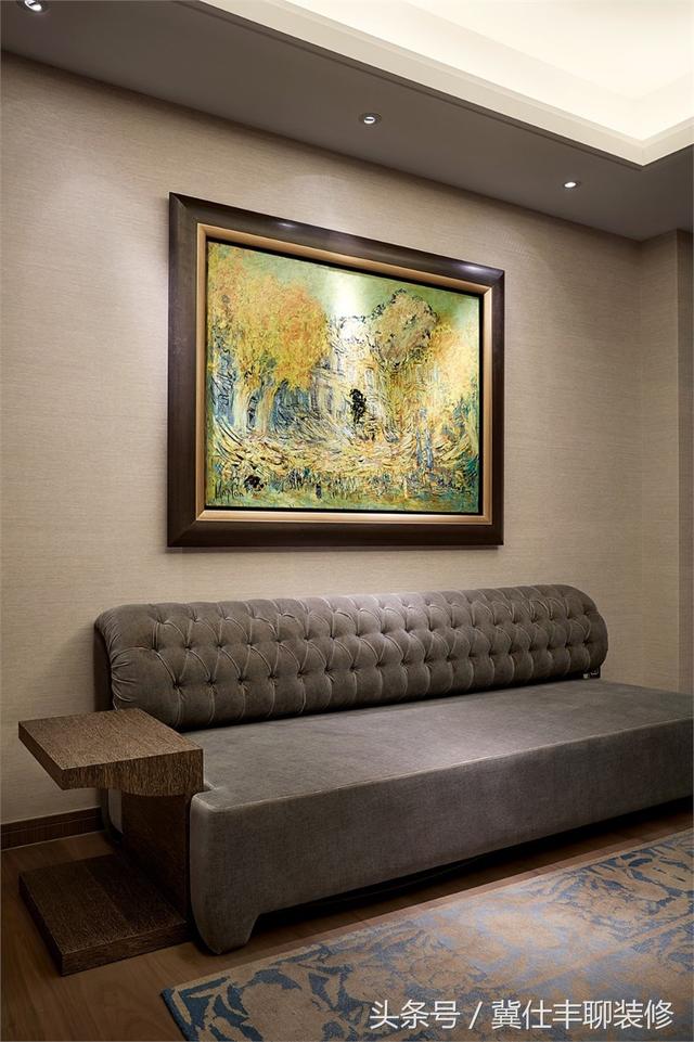 富豪的兩棟別墅連為一體，一棟家人住，另一棟招待客人