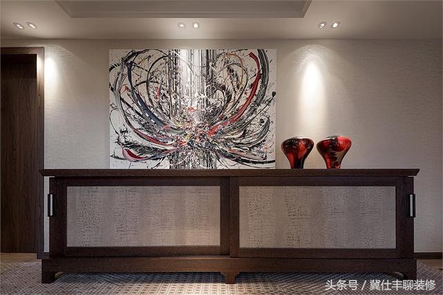 富豪的兩棟別墅連為一體，一棟家人住，另一棟招待客人