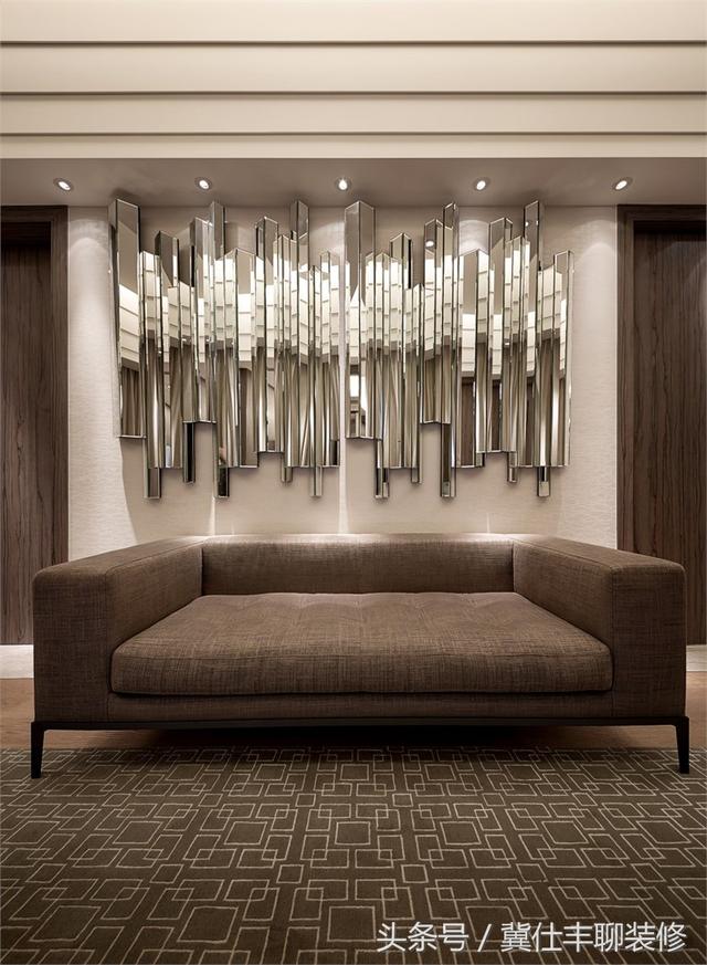 富豪的兩棟別墅連為一體，一棟家人住，另一棟招待客人