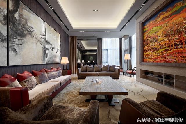 富豪的兩棟別墅連為一體，一棟家人住，另一棟招待客人